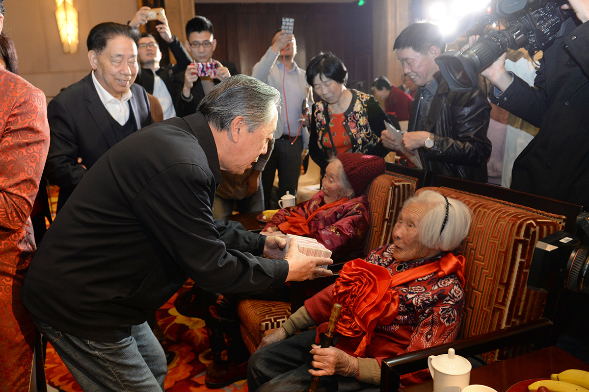 國務(wù)院原副秘書長劉濟(jì)民為百歲老人發(fā)放愛心補(bǔ)貼